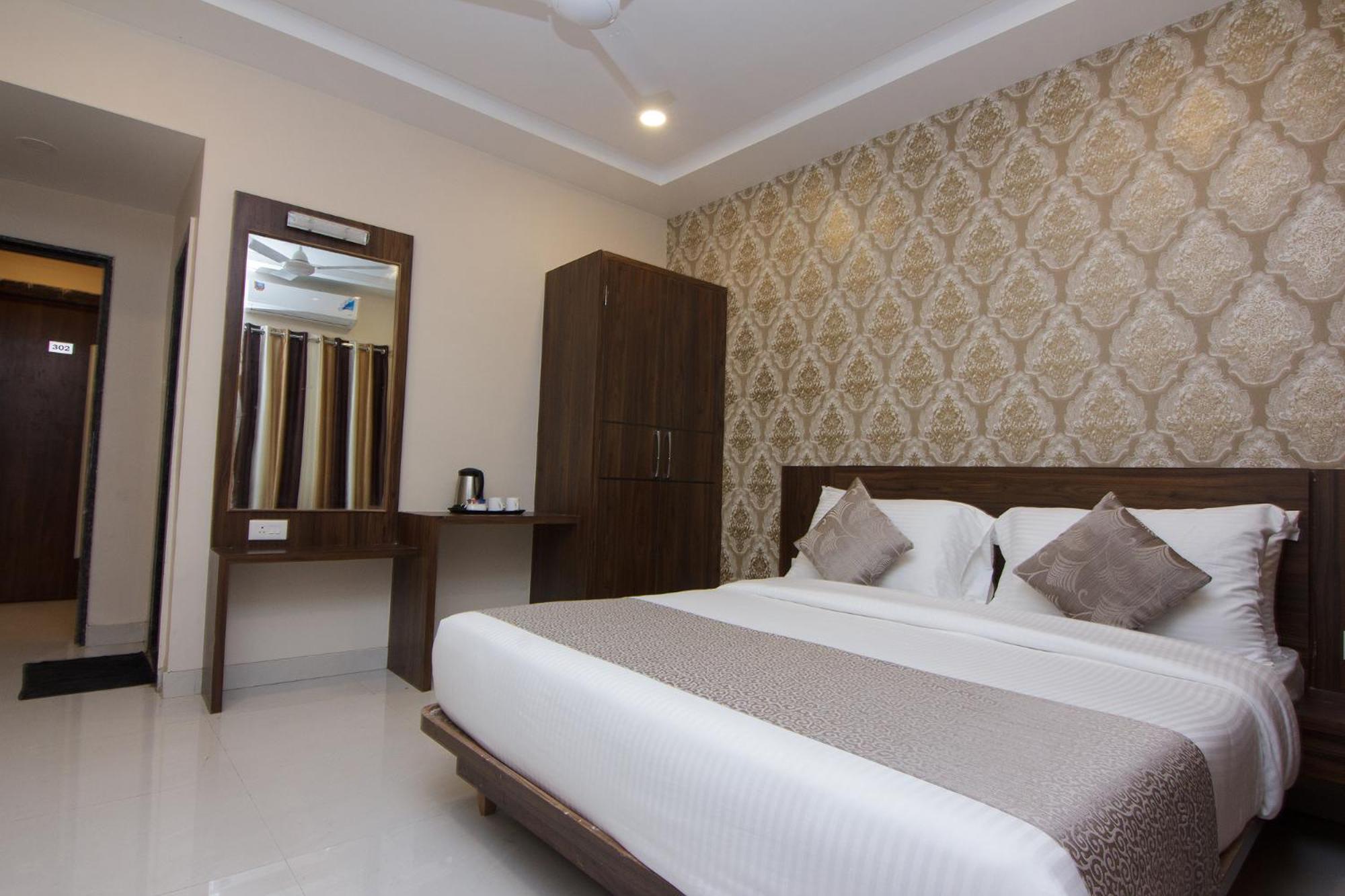 Strand Resort Лонавала Экстерьер фото