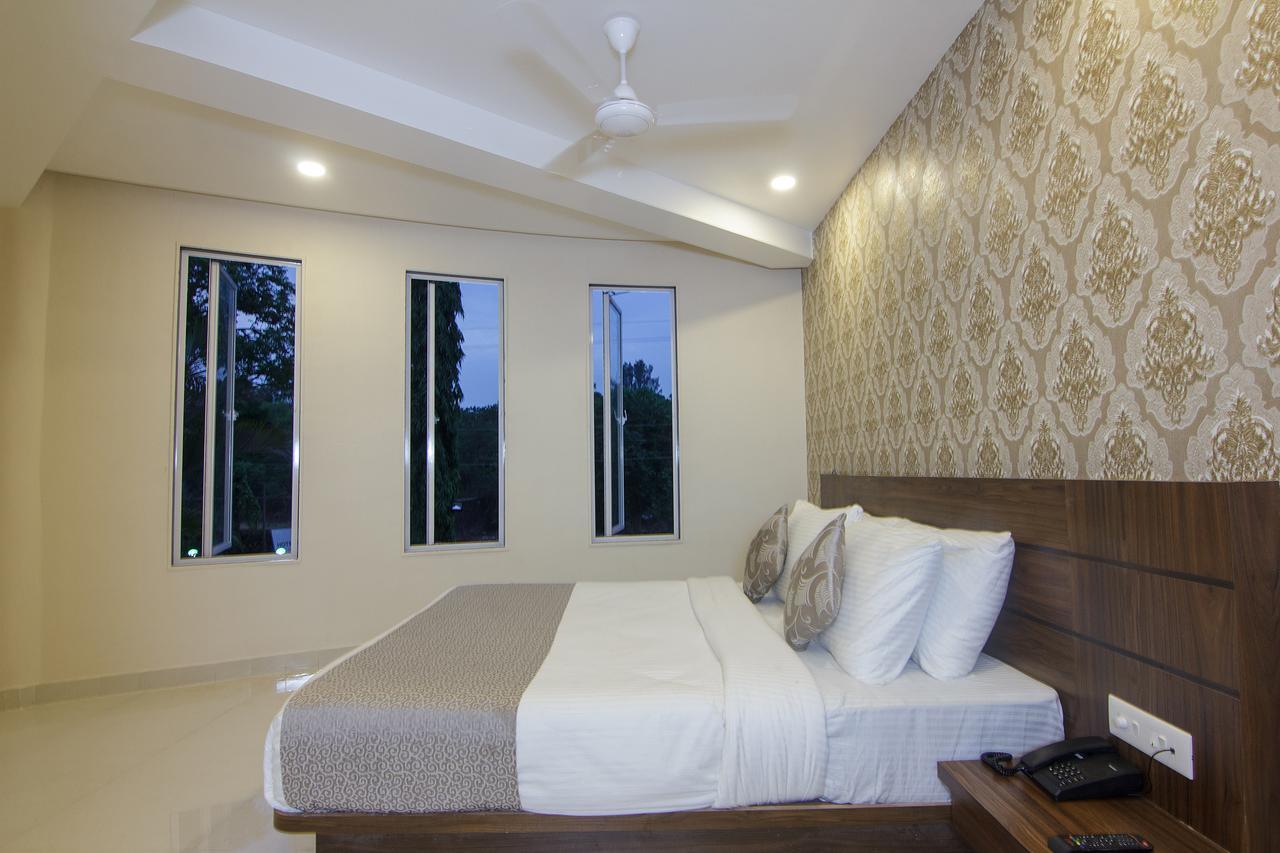 Strand Resort Лонавала Экстерьер фото