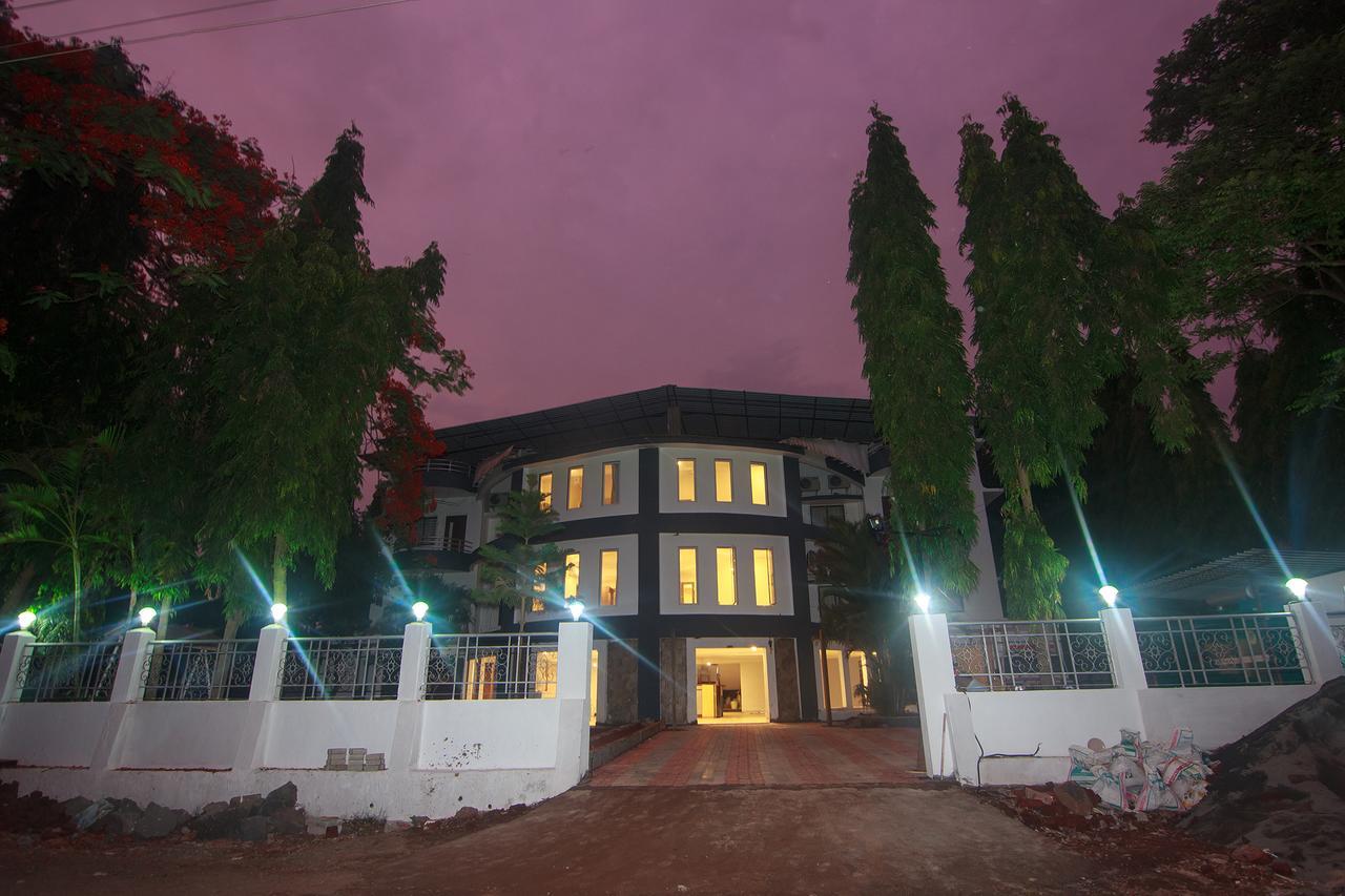 Strand Resort Лонавала Экстерьер фото